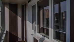 Штори на кухні з балконними дверима – 4 варіанти 