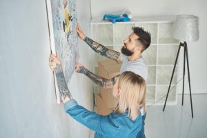 7 способів повісити картину на стіну без свердління